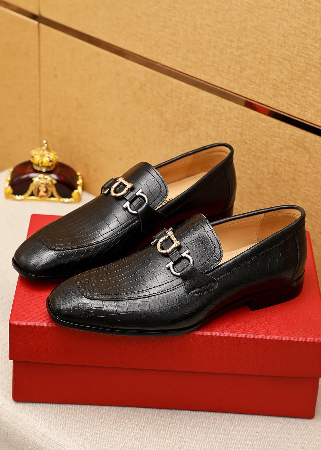 Men's shoes 💰442 💐 Product trademark: Ferragamo "Ferragamo" casual leather shoes Regular size: 38-44 (45.46🉑️customized) Product materials: Selected imported first-layer calfskin embossed upper + original hardware buckle, imported water-dyed cow leather lining. Strong three-dimensional visual effect, combined outsole Color: 1⃣️color optional